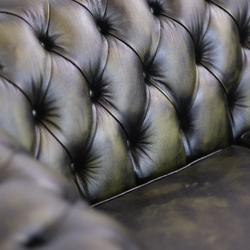 Divano Chesterfield pelle fiore verde stile old America rifinita a mano