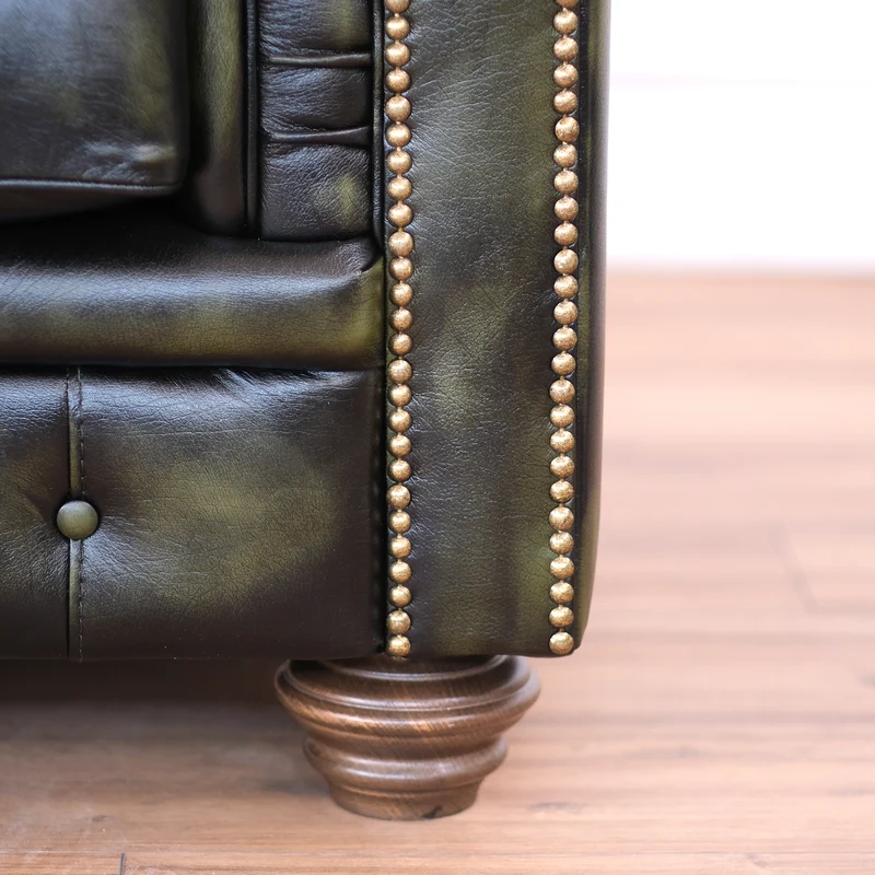 Divano Chesterfield pelle fiore verde stile old America rifinita a mano