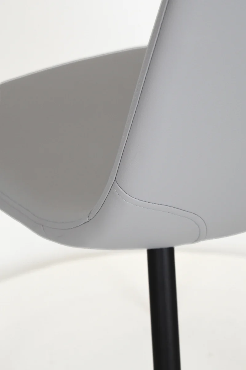 Sedia outlet modello 95 imbottita in finta pelle color grigio chiaro