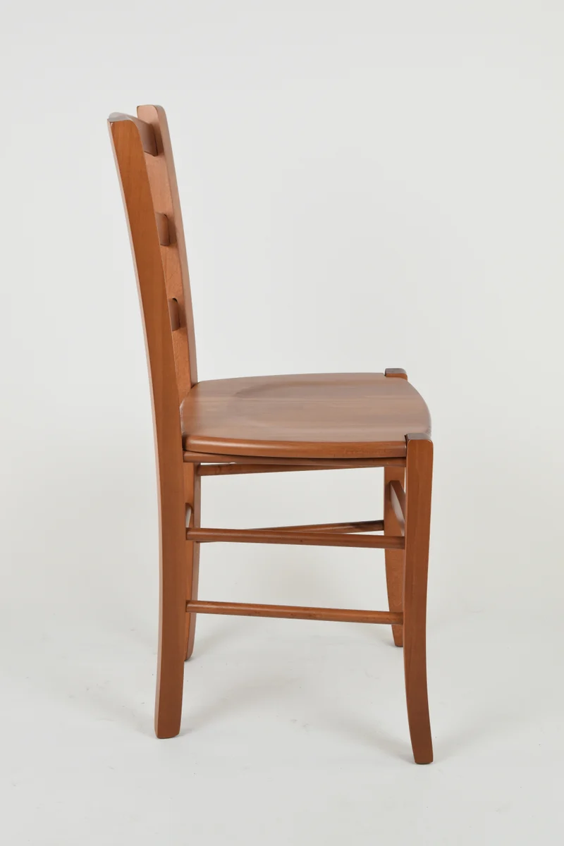 Sedia modello Venice con robusta struttura in legno di faggio e seduta in legno massello