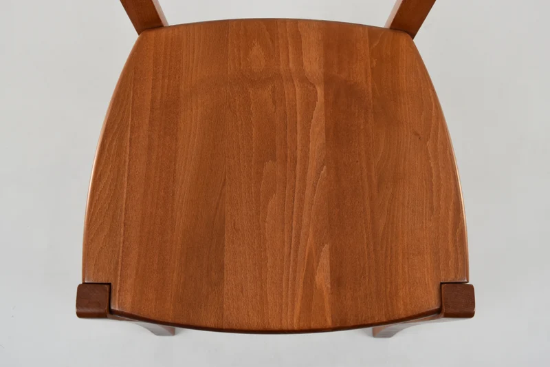 Sedia modello Venice con robusta struttura in legno di faggio e seduta in legno massello