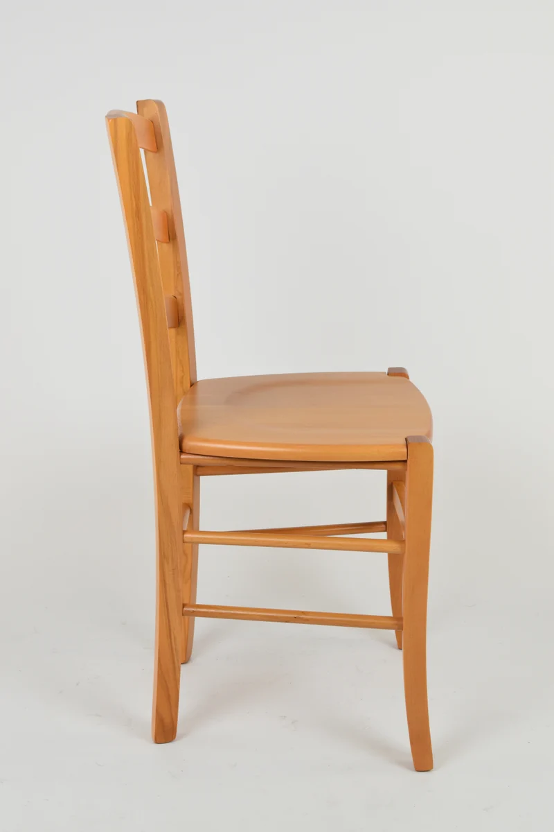 Sedia modello Venice con robusta struttura in legno di faggio e seduta in legno massello