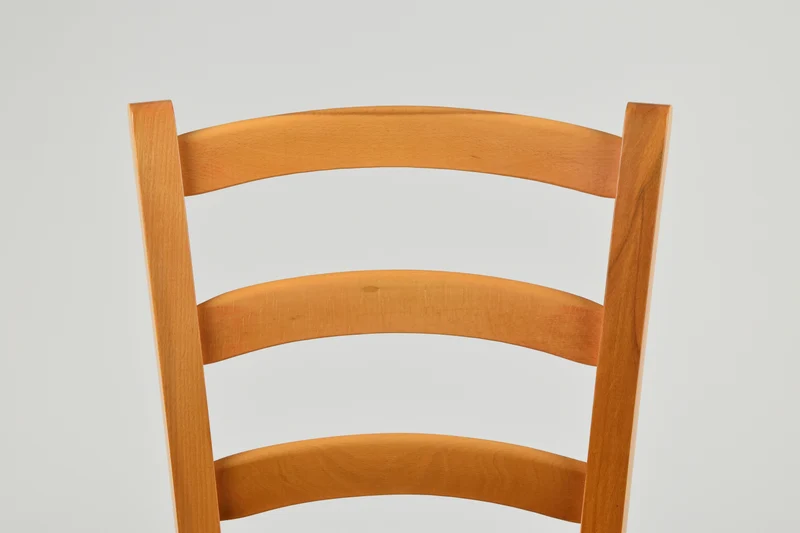 Sedia modello Venice con robusta struttura in legno di faggio e seduta in legno massello