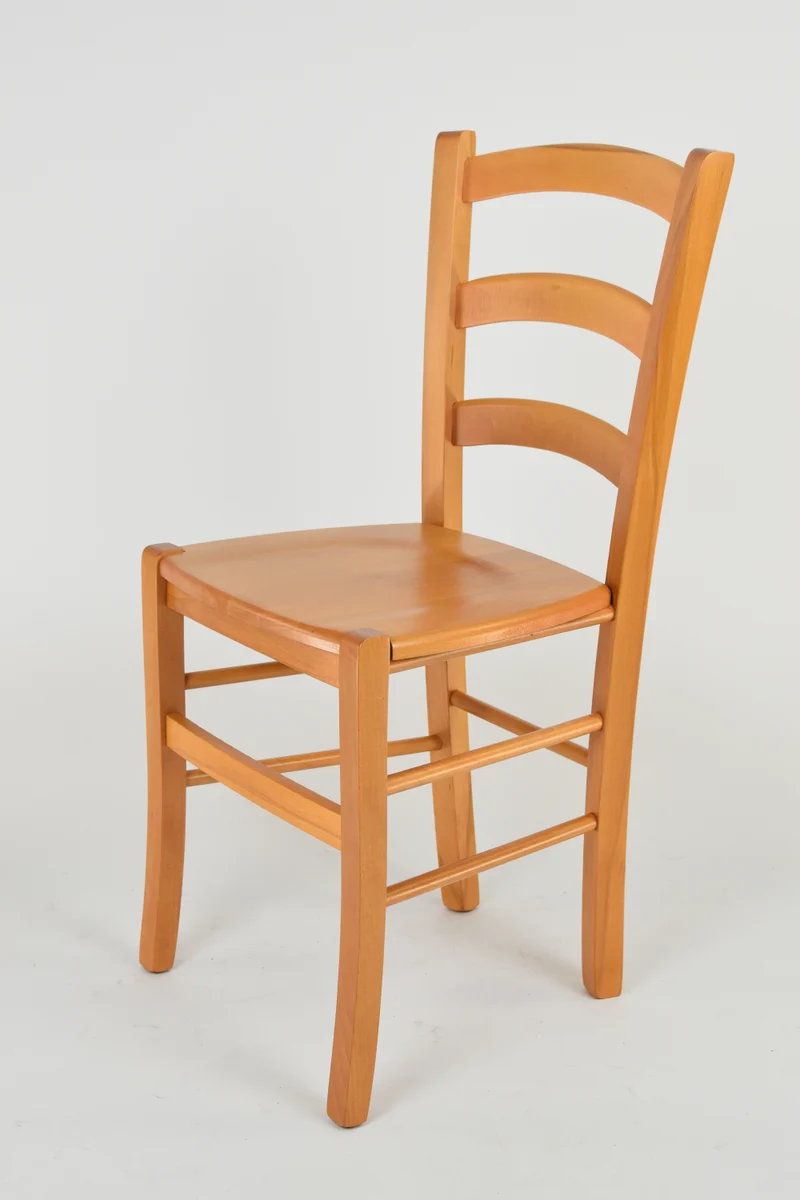 Sedia modello Venice con robusta struttura in legno di faggio e seduta in legno massello