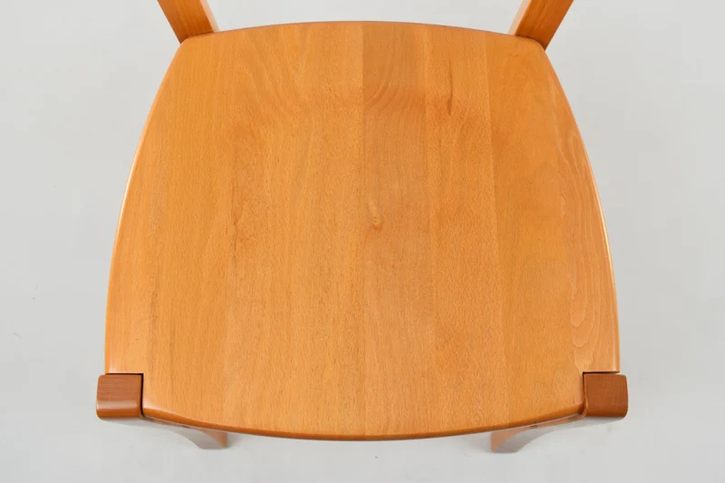 Sedia modello Venice con robusta struttura in legno di faggio e seduta in legno massello