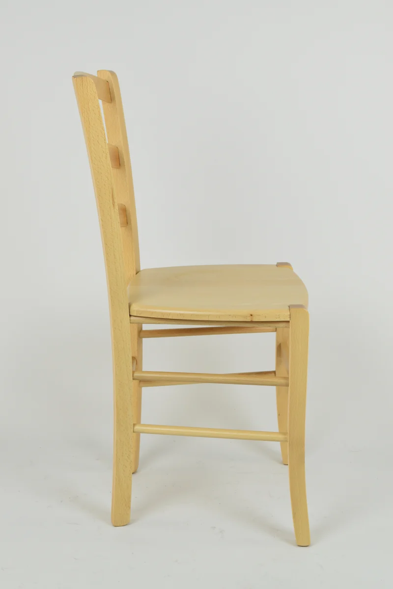 Sedia modello Venice con robusta struttura in legno di faggio e seduta in legno massello