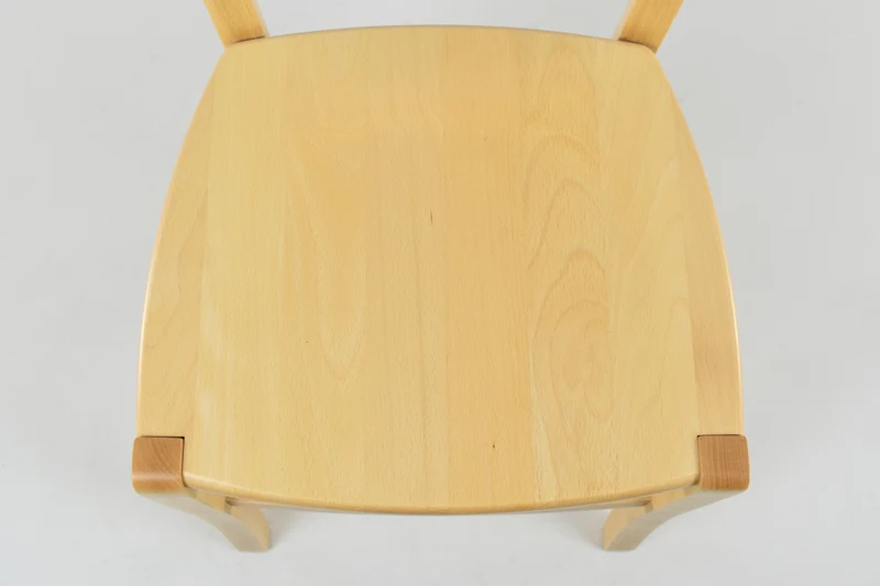 Sedia modello Venice con robusta struttura in legno di faggio e seduta in legno massello