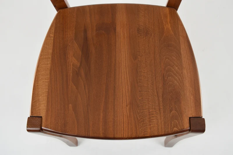 Sedia modello Venice con robusta struttura in legno di faggio e seduta in legno massello