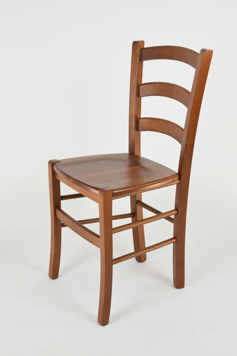 Sedia modello Venice con robusta struttura in legno di faggio e seduta in legno massello