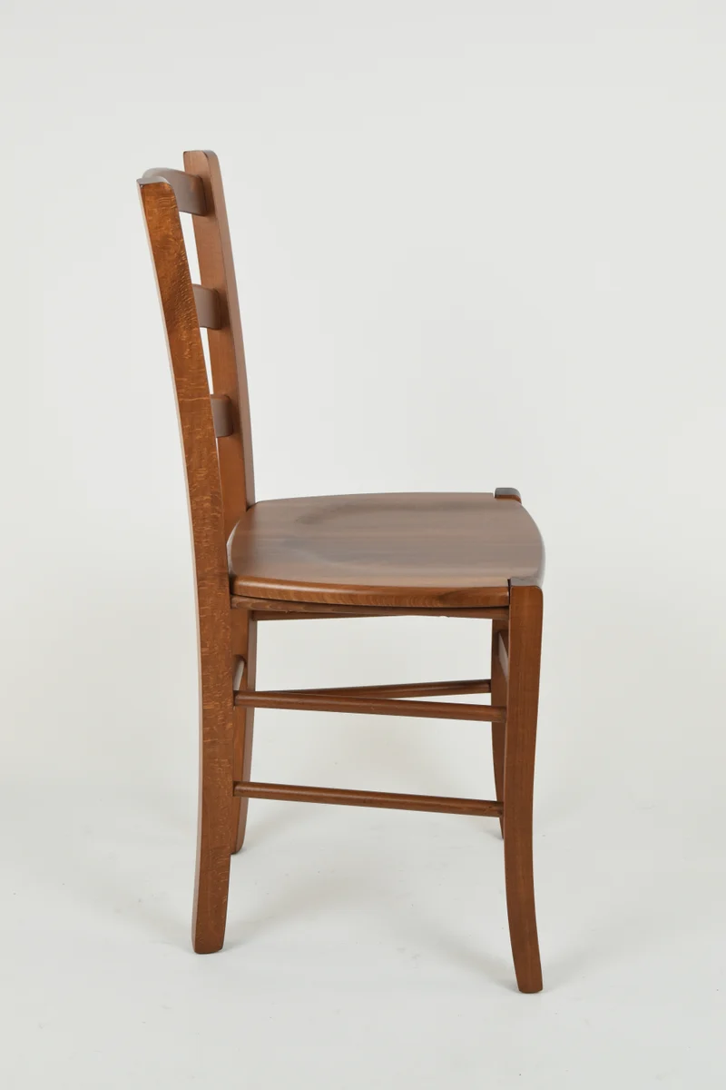 Sedia modello Venice con robusta struttura in legno di faggio e seduta in legno massello