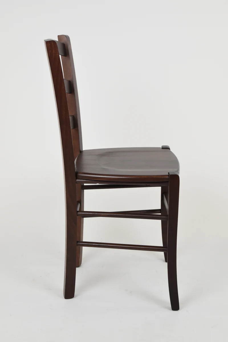 Sedia modello Venice con robusta struttura in legno di faggio e seduta in legno massello