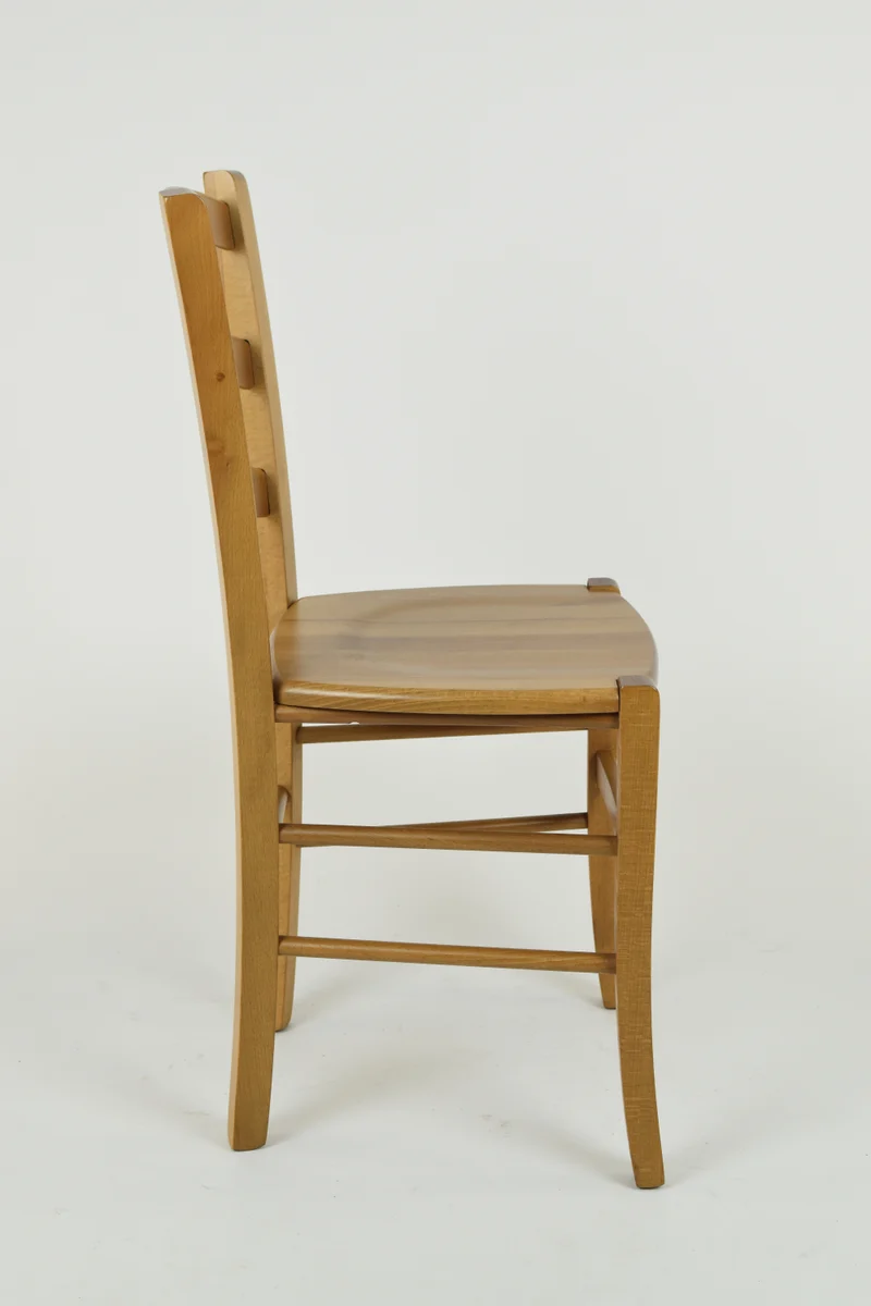 Sedia modello Venice con robusta struttura in legno di faggio e seduta in legno massello