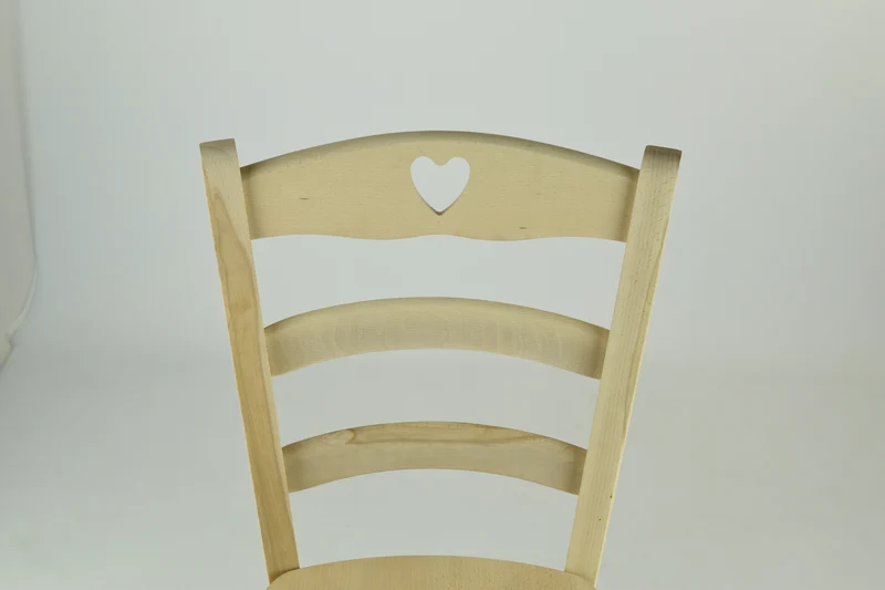 Set sedie modello Cuore con robusta struttura in legno di faggio levigato, non trattato, 100% naturale e seduta in paglia