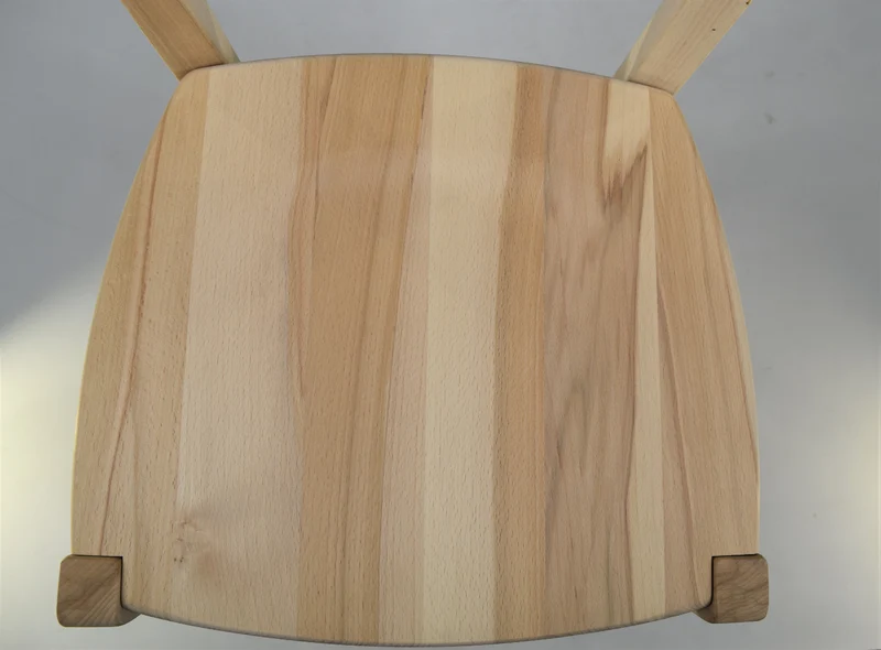 Set sedie modello Cuore con robusta struttura in legno di faggio levigato, non trattato, 100% naturale e seduta in legno