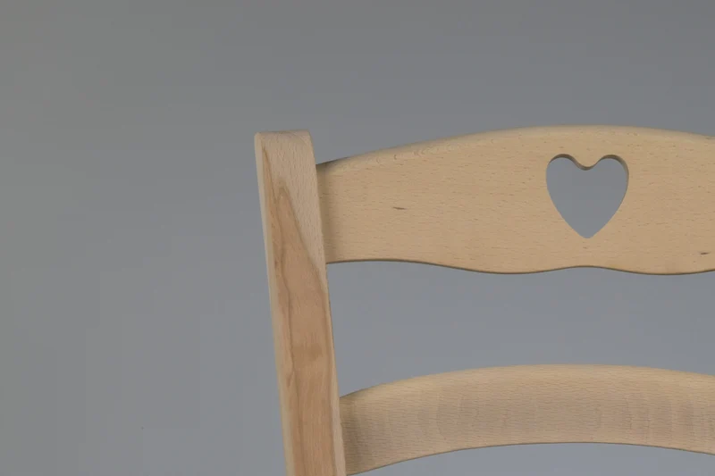 Set sedie modello Cuore con robusta struttura in legno di faggio levigato, non trattato, 100% naturale e seduta in legno