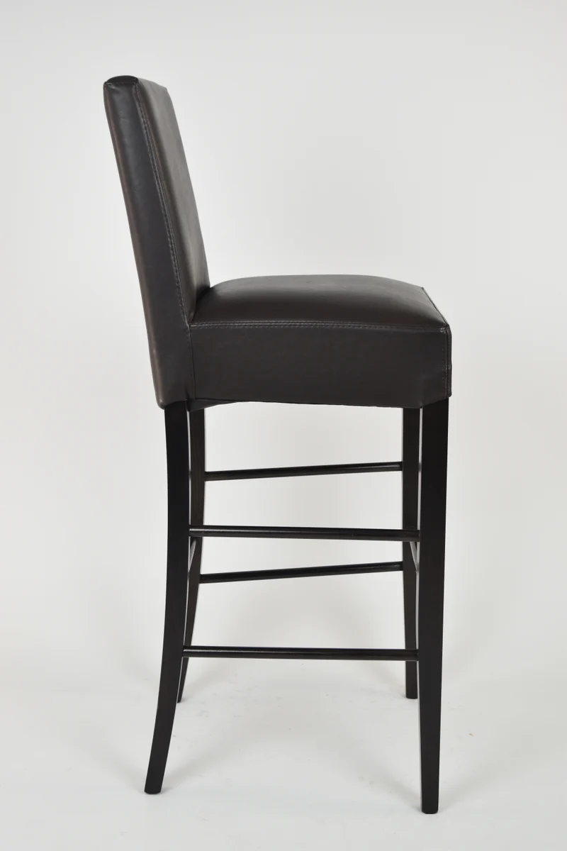Sgabello alto modello Luisa con struttura in legno di faggio verniciata, seduta e schienale imbottiti e rivestiti in pelle artificiale