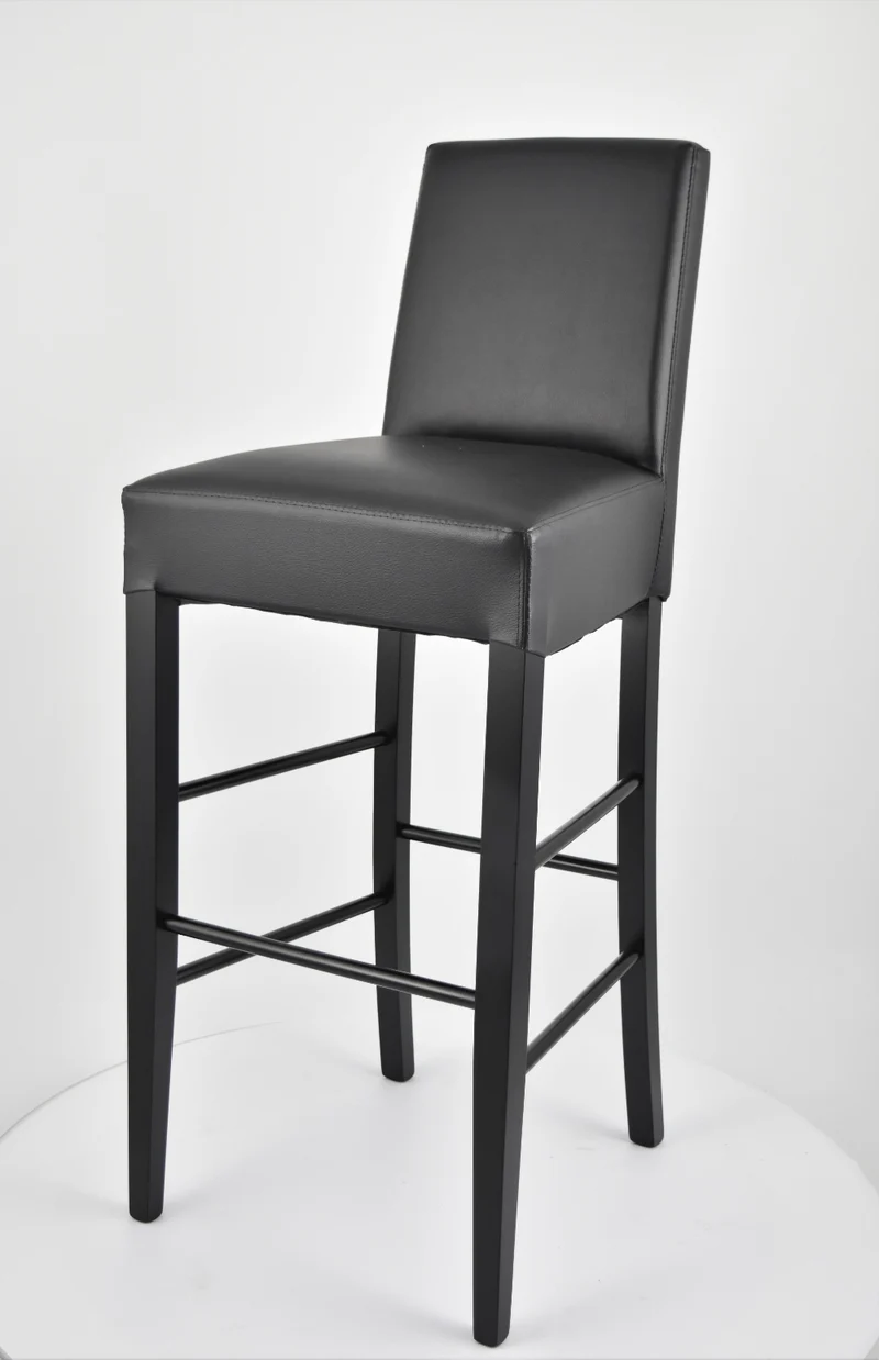 Sgabello alto modello Luisa con struttura in legno di faggio verniciata, seduta e schienale imbottiti e rivestiti in pelle artificiale