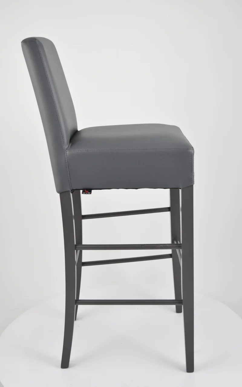 Sgabello alto modello Luisa con struttura in legno di faggio verniciata, seduta e schienale imbottiti e rivestiti in pelle artificiale