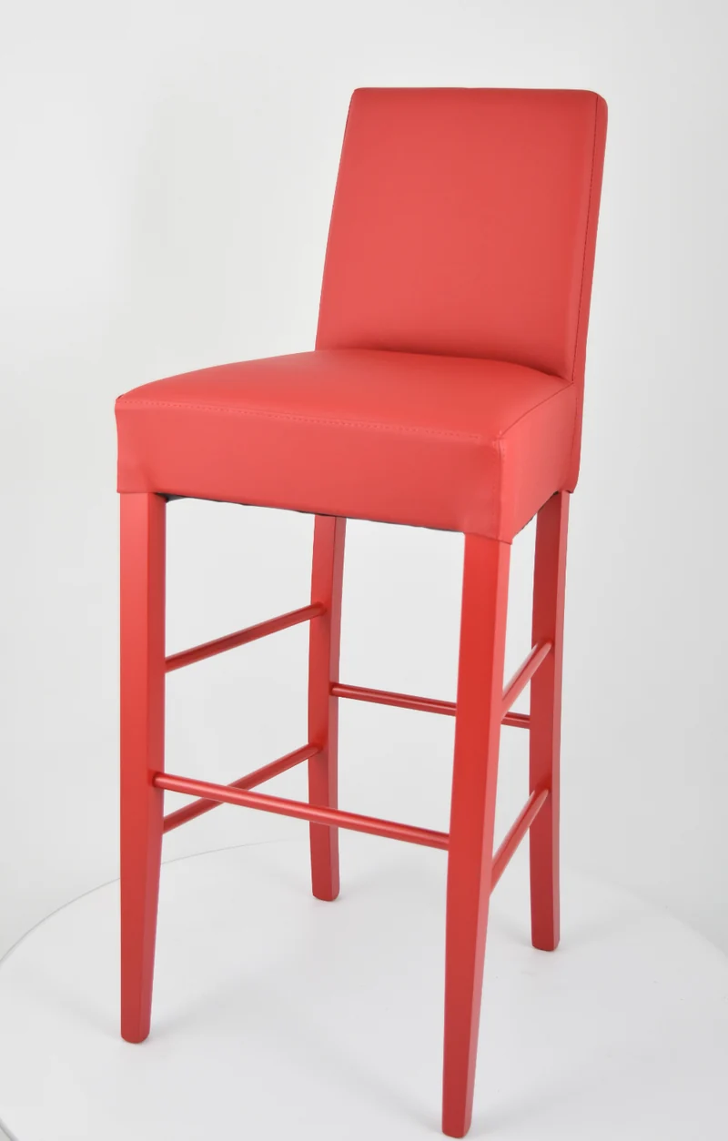 Sgabello alto modello Luisa con struttura in legno di faggio verniciata, seduta e schienale imbottiti e rivestiti in pelle artificiale