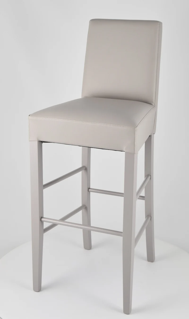 Sgabello alto modello Luisa con struttura in legno di faggio verniciata, seduta e schienale imbottiti e rivestiti in pelle artificiale