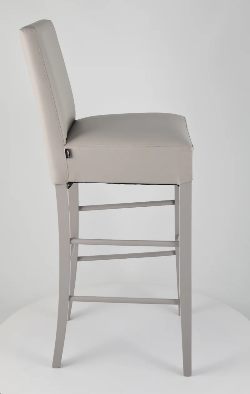 Sgabello alto modello Luisa con struttura in legno di faggio verniciata, seduta e schienale imbottiti e rivestiti in pelle artificiale