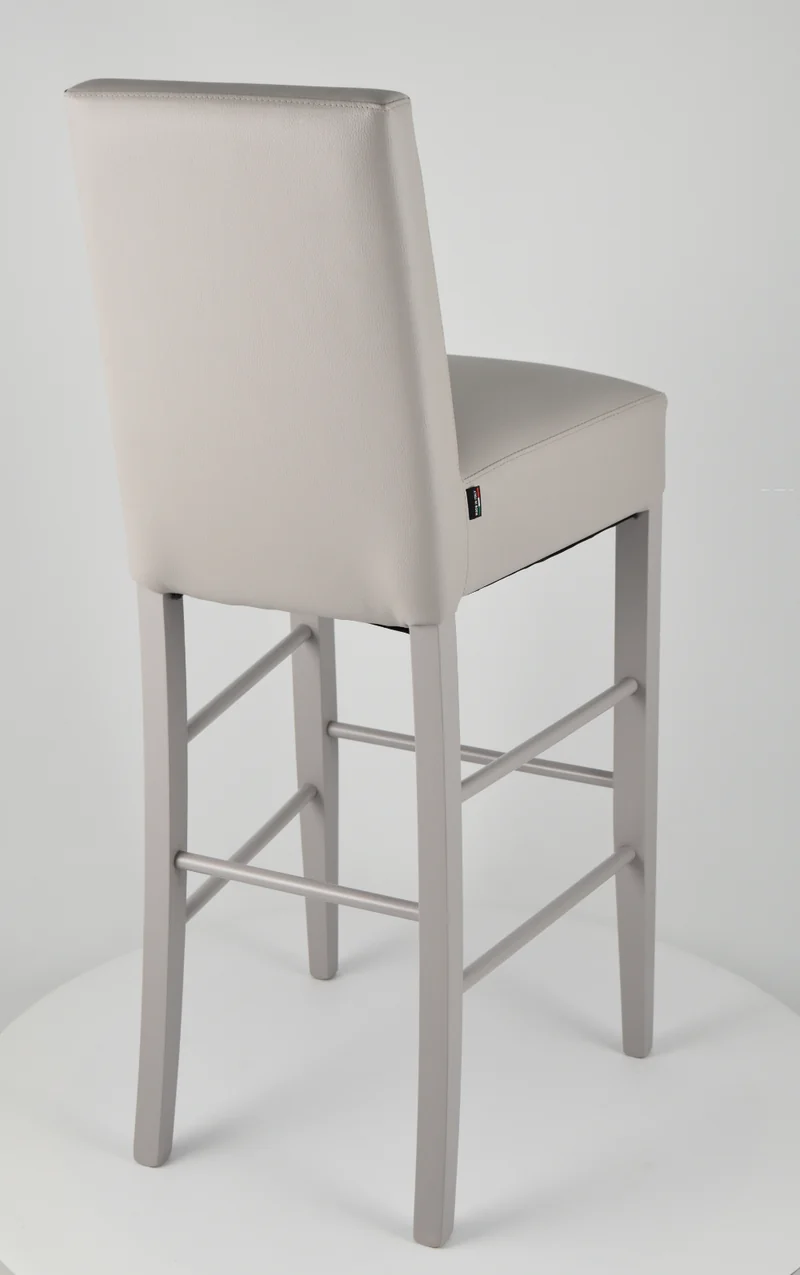 Sgabello alto modello Luisa con struttura in legno di faggio verniciata, seduta e schienale imbottiti e rivestiti in pelle artificiale