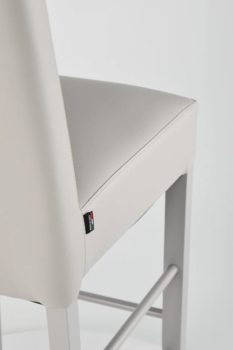 Sgabello alto modello Luisa con struttura in legno di faggio verniciata, seduta e schienale imbottiti e rivestiti in pelle artificiale