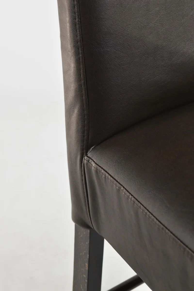Sgabello basso modello Luisa con struttura in legno di faggio, seduta e schienale imbottiti e rivestiti in pelle artificiale + colori