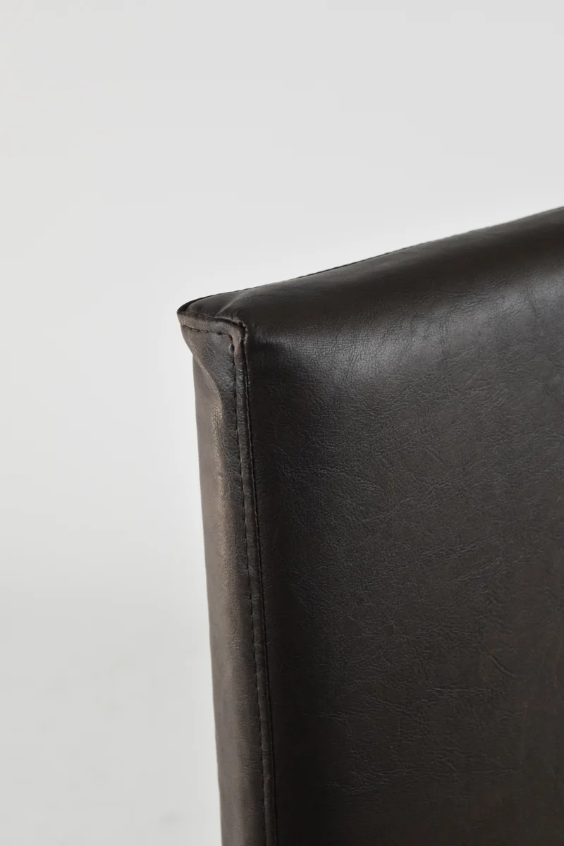 Sgabello basso modello Luisa con struttura in legno di faggio, seduta e schienale imbottiti e rivestiti in pelle artificiale + colori