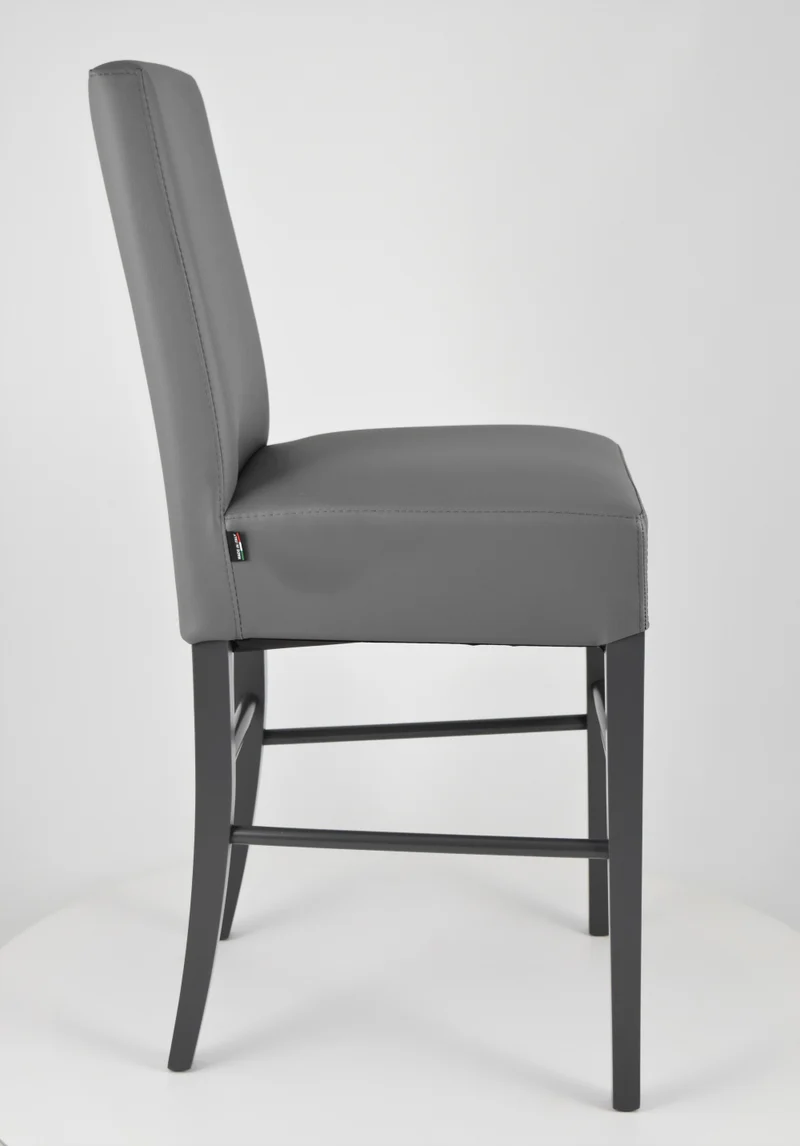 Sgabello basso modello Luisa con struttura in legno di faggio, seduta e schienale imbottiti e rivestiti in pelle artificiale + colori