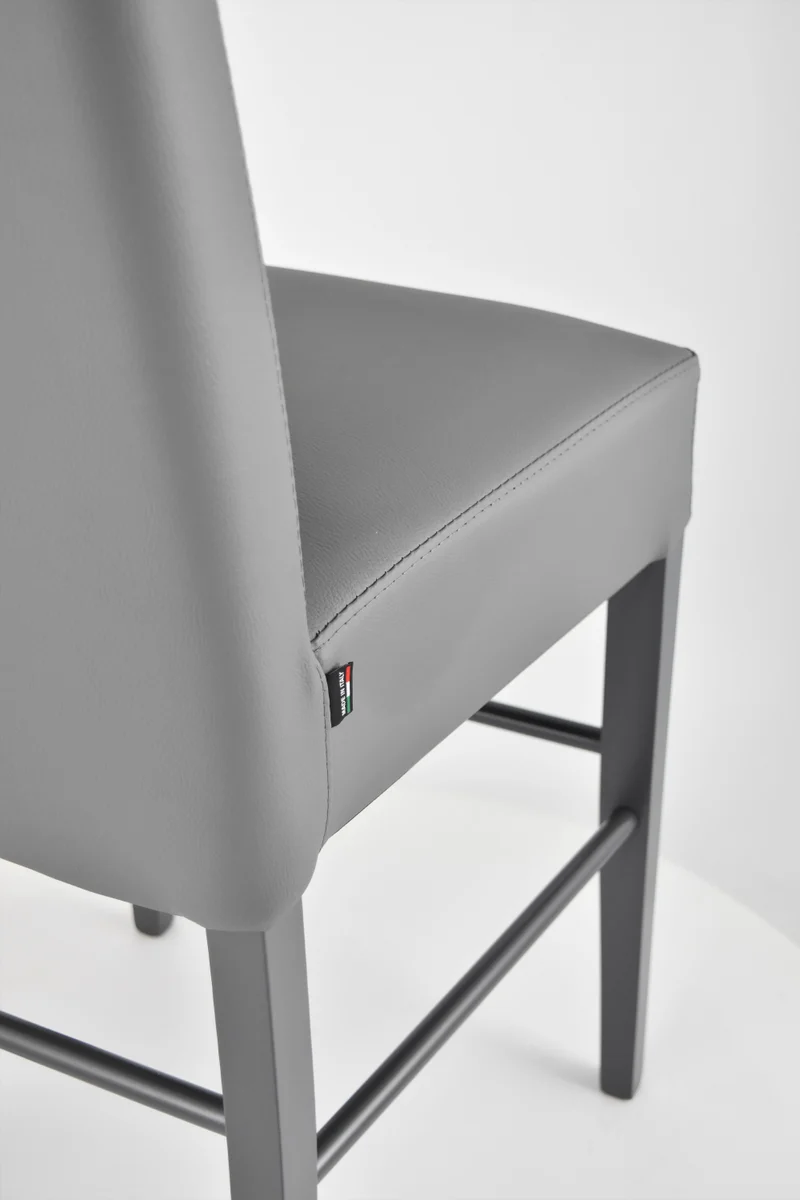 Sgabello basso modello Luisa con struttura in legno di faggio, seduta e schienale imbottiti e rivestiti in pelle artificiale + colori