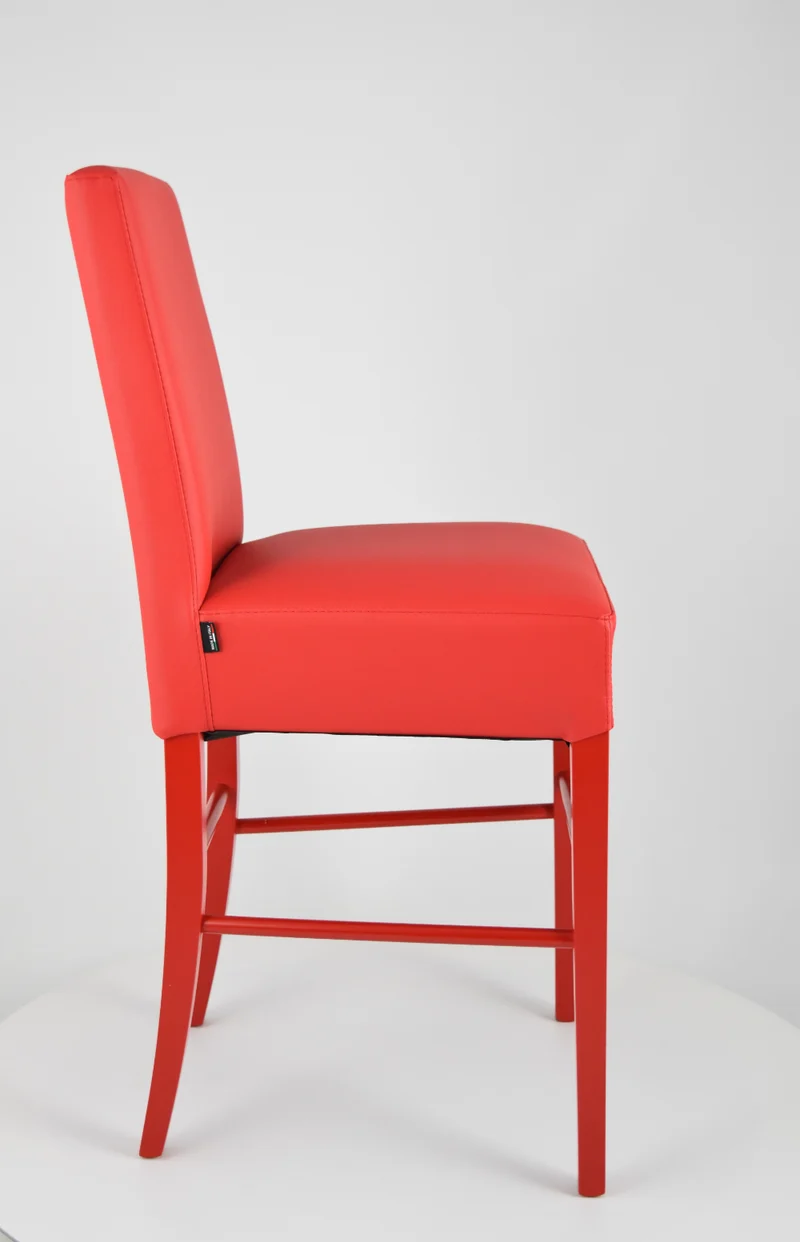 Sgabello basso modello Luisa con struttura in legno di faggio, seduta e schienale imbottiti e rivestiti in pelle artificiale + colori
