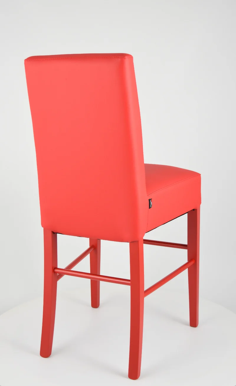 Sgabello basso modello Luisa con struttura in legno di faggio, seduta e schienale imbottiti e rivestiti in pelle artificiale + colori
