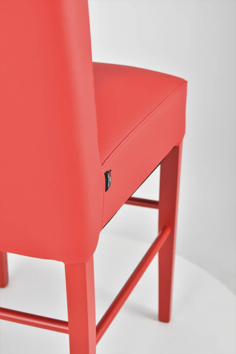Sgabello basso modello Luisa con struttura in legno di faggio, seduta e schienale imbottiti e rivestiti in pelle artificiale + colori