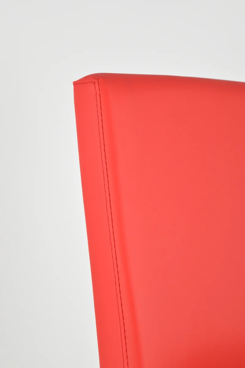 Sgabello basso modello Luisa con struttura in legno di faggio, seduta e schienale imbottiti e rivestiti in pelle artificiale + colori
