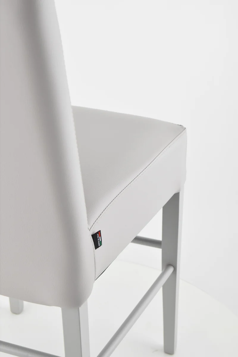 Sgabello basso modello Luisa con struttura in legno di faggio, seduta e schienale imbottiti e rivestiti in pelle artificiale + colori