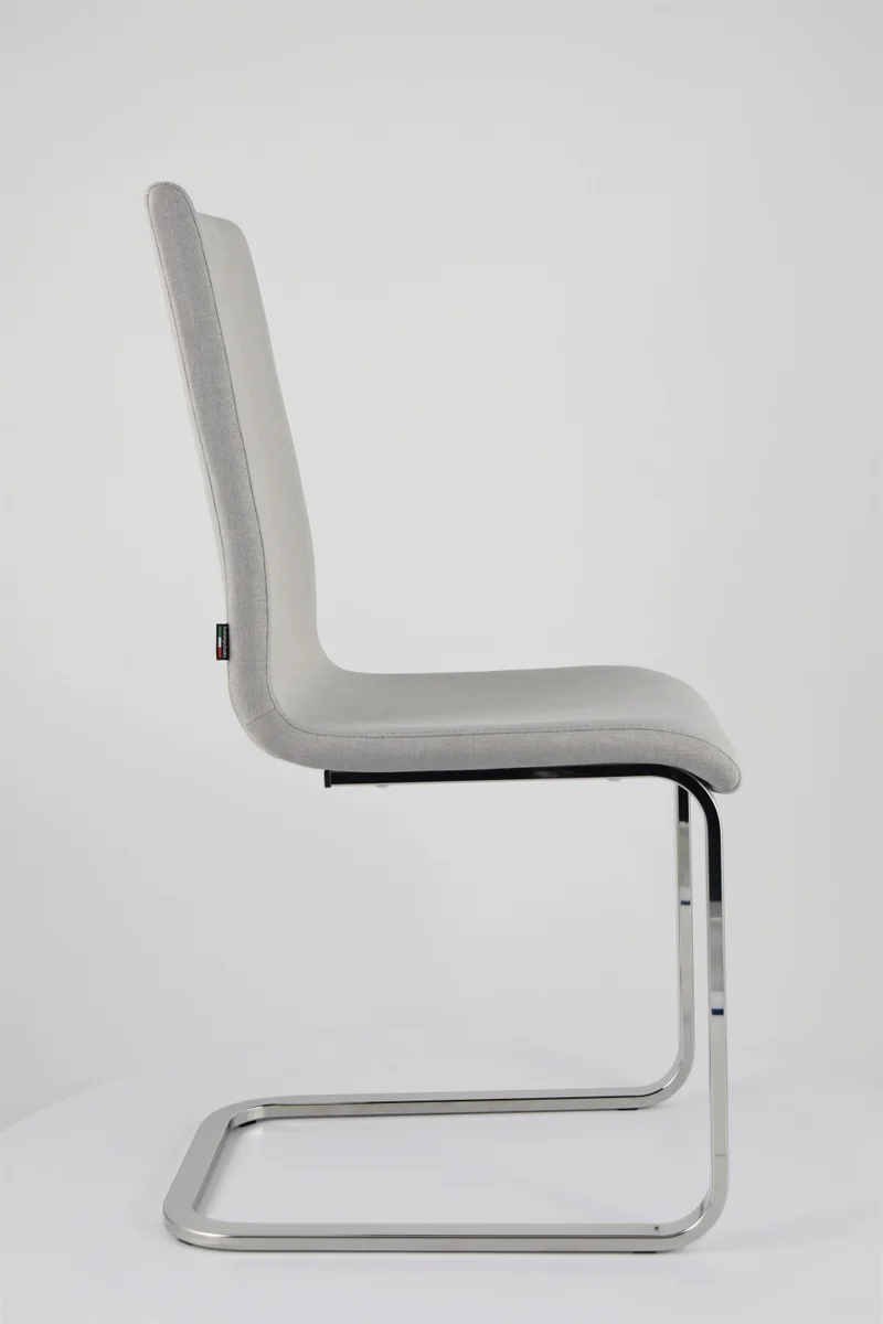 Set sedie London con scocca in multistrato imbottita e rivestita in tessuto grigio perla, basamento a slitta cromato ad alta resistenza