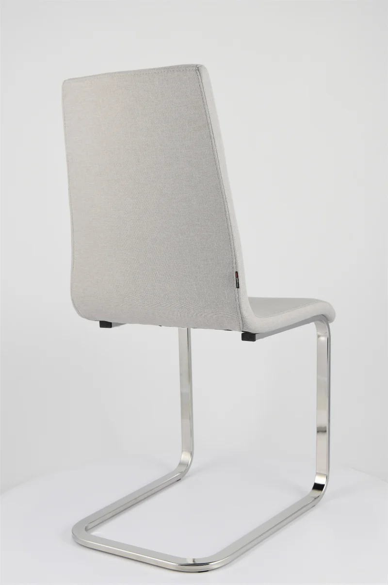 Set sedie London con scocca in multistrato imbottita e rivestita in tessuto grigio perla, basamento a slitta cromato ad alta resistenza