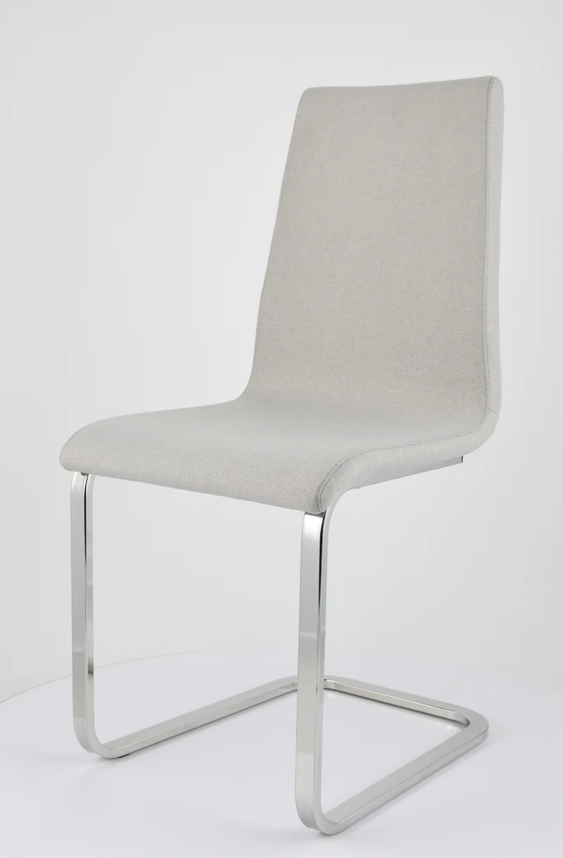 Set sedie London con scocca in multistrato imbottita e rivestita in tessuto grigio perla, basamento a slitta cromato ad alta resistenza