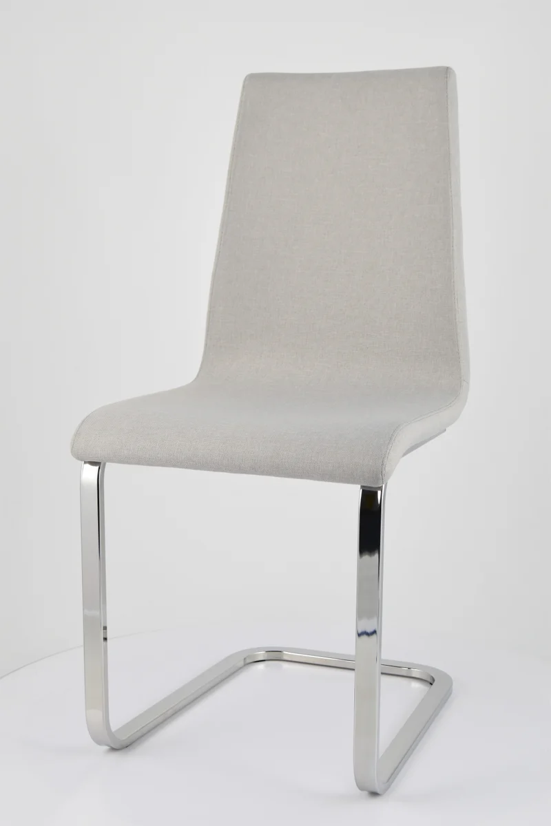 Set sedie London con scocca in multistrato imbottita e rivestita in tessuto grigio perla, basamento a slitta cromato ad alta resistenza