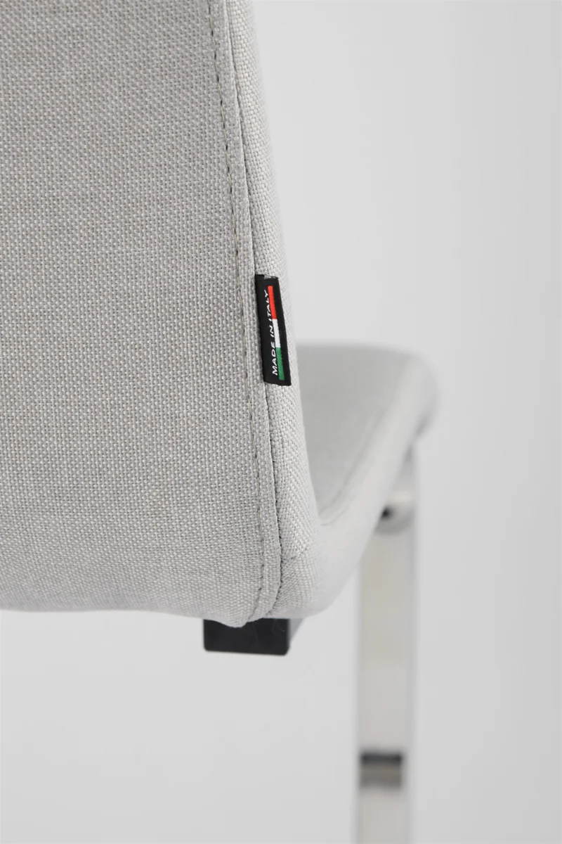 Set sedie London con scocca in multistrato imbottita e rivestita in tessuto grigio perla, basamento a slitta cromato ad alta resistenza
