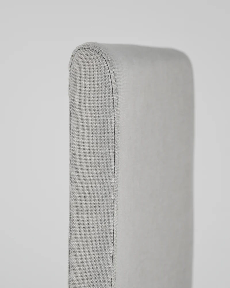 Set sedie London con scocca in multistrato imbottita e rivestita in tessuto grigio perla, basamento a slitta cromato ad alta resistenza