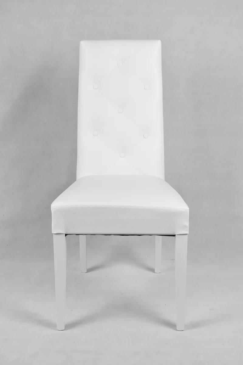 Set sedie modello Chantal con struttura in legno di faggio verniciata, seduta e schienale con bottoni imbottiti e rivestiti in pelle artificiale