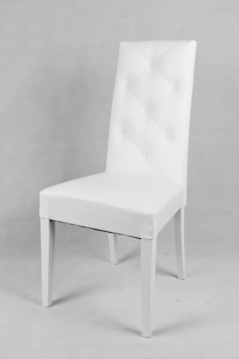 Set sedie modello Chantal con struttura in legno di faggio verniciata, seduta e schienale con bottoni imbottiti e rivestiti in pelle artificiale