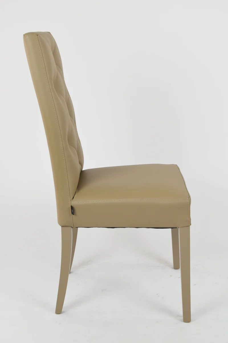Set sedie modello Chantal con struttura in legno di faggio verniciata, seduta e schienale con bottoni imbottiti e rivestiti in pelle artificiale