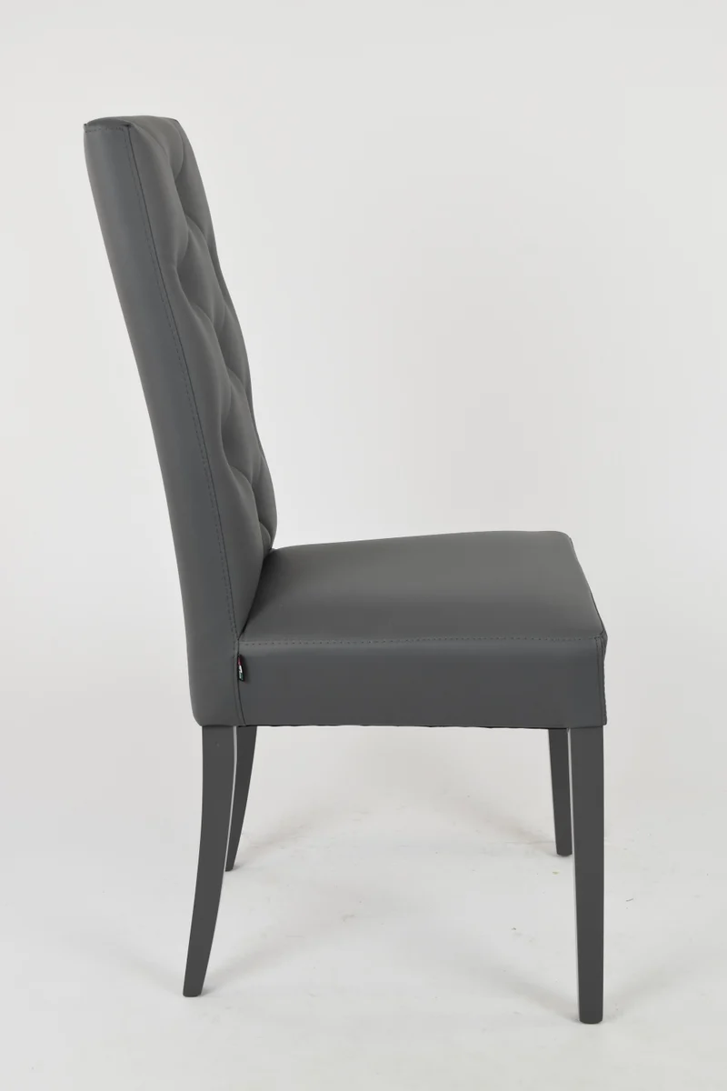 Set sedie modello Chantal con struttura in legno di faggio verniciata, seduta e schienale con bottoni imbottiti e rivestiti in pelle artificiale