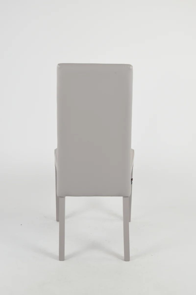 Set sedie modello Chantal con struttura in legno di faggio verniciata, seduta e schienale con bottoni imbottiti e rivestiti in pelle artificiale