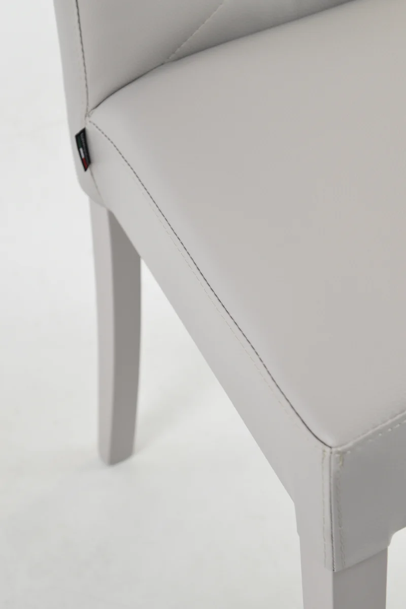 Set sedie modello Chantal con struttura in legno di faggio verniciata, seduta e schienale con bottoni imbottiti e rivestiti in pelle artificiale