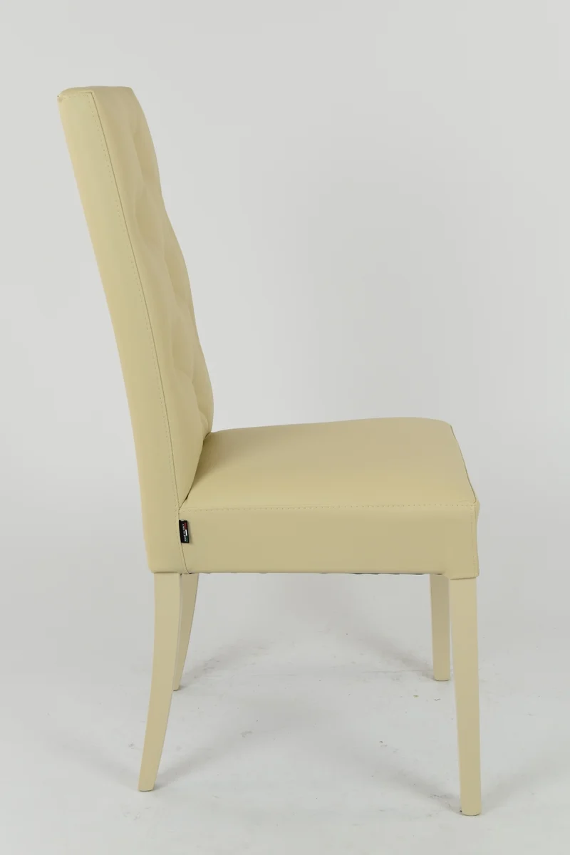 Set sedie modello Chantal con struttura in legno di faggio verniciata, seduta e schienale con bottoni imbottiti e rivestiti in pelle artificiale