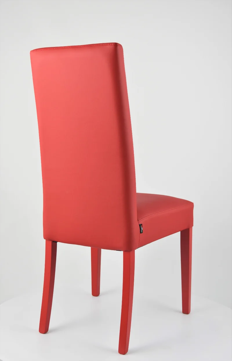 Set sedie modello Chantal con struttura in legno di faggio verniciata, seduta e schienale con bottoni imbottiti e rivestiti in pelle artificiale